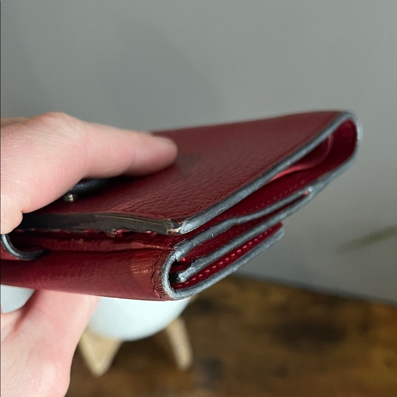 Gucci Crimson Leather Wallet with Gold Emblem - Picture 14 of 16